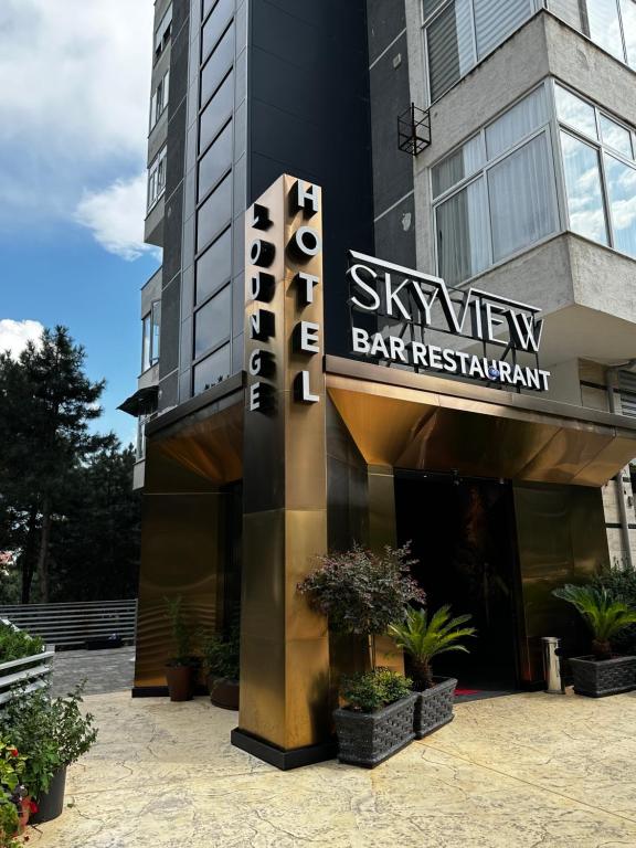 KukësSky View Hotel & Restaurant的带有阅读skfw bat餐厅的标志的建筑