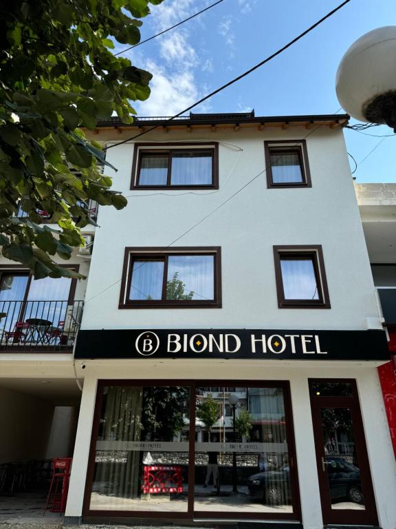 普里兹伦Biond Hotel的一座有盲人酒店标志的建筑