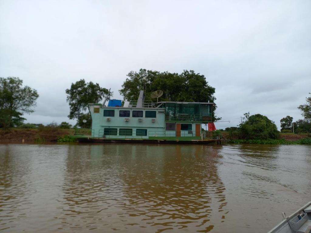 波科内Barco Casa Pantanal Toca da Onça的河上船屋