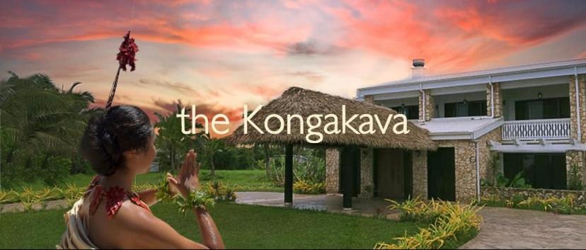 努库阿洛法The Kongakava Hotel的女人站在房子前面