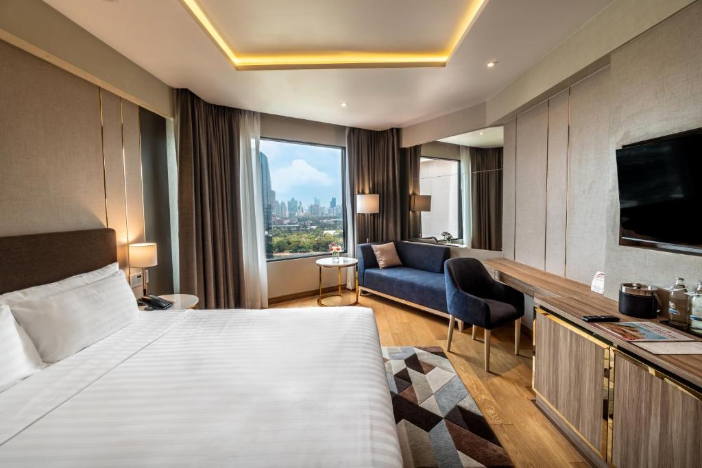 曼谷Rembrandt Hotel Bangkok的酒店客房,配有床和沙发