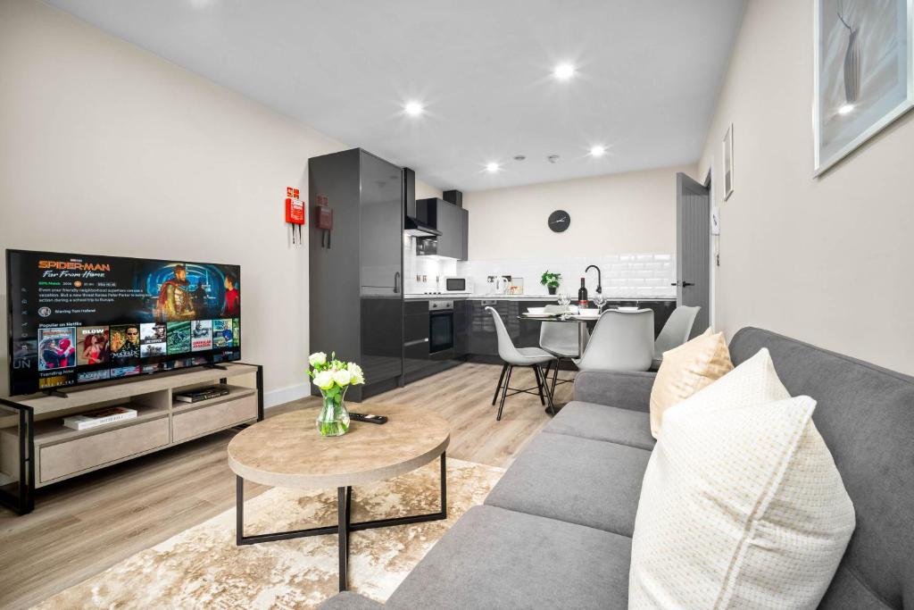 伯明翰New Luxury Apartment - Two Bedroom - City Centre - JQ 7AH的客厅配有灰色的沙发和电视