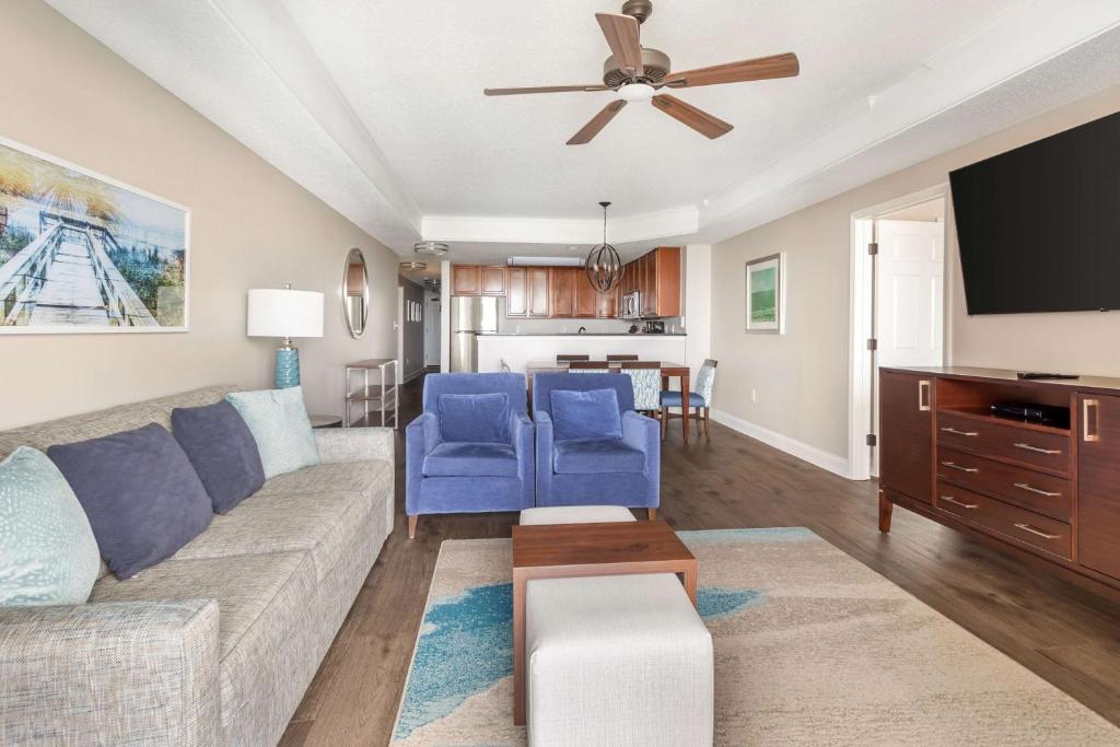 Hilton Grand Vacations Club Anderson Ocean Myrtle Beach的电视和&#47;或娱乐中心