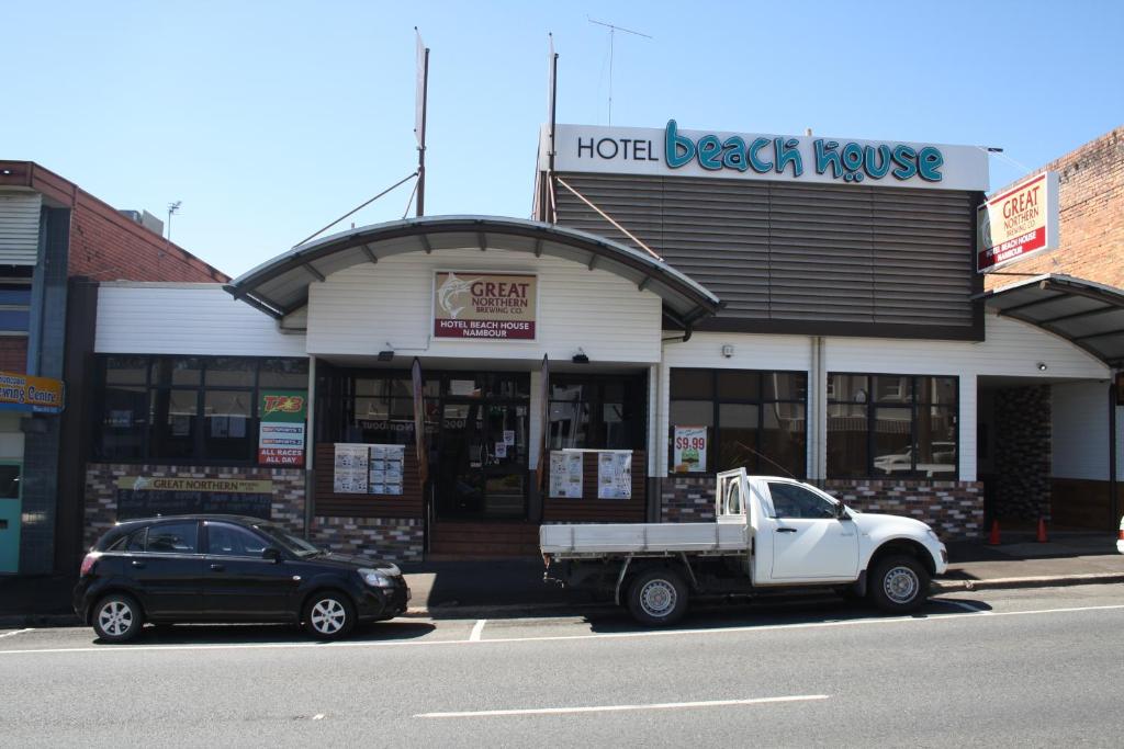 楠伯南博海滨汽车旅馆的停在酒店海滨别墅前的卡车