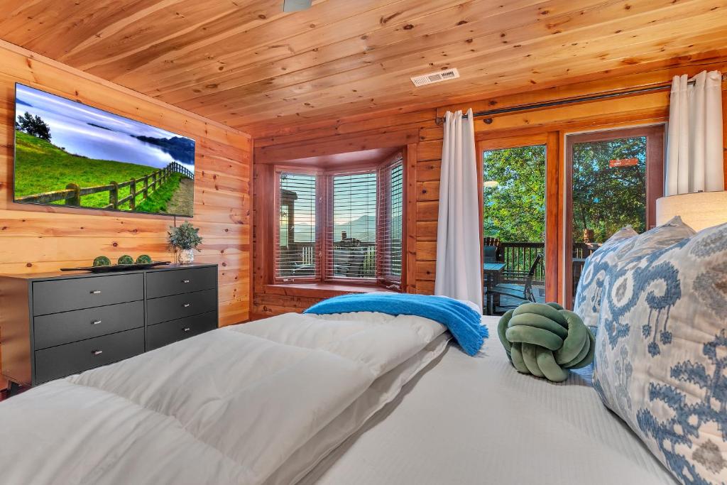 Family Chalet With Sauna, HotTub, Heavenly Views! Mins to Downtown!客房内的一张或多张床位