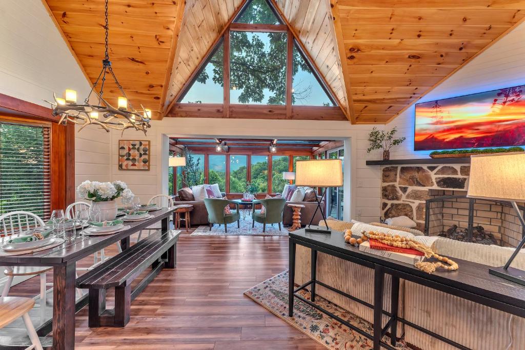 加特林堡Family Chalet With Sauna, HotTub, Heavenly Views! Mins to Downtown!的客厅设有木制天花板和石头壁炉