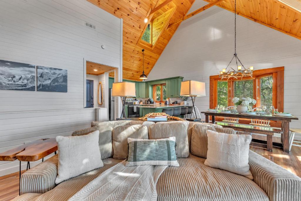 Family Chalet With Sauna, HotTub, Heavenly Views! Mins to Downtown!的休息区