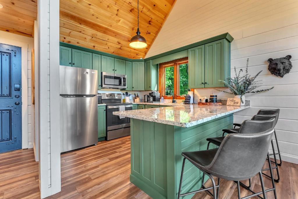 Family Chalet With Sauna, HotTub, Heavenly Views! Mins to Downtown!的厨房或小厨房