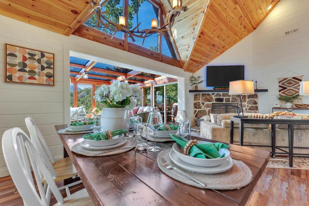 Family Chalet With Sauna, HotTub, Heavenly Views! Mins to Downtown!的休息区