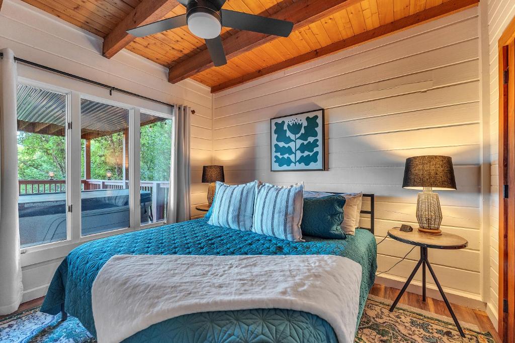 Family Chalet With Sauna, HotTub, Heavenly Views! Mins to Downtown!的休息区