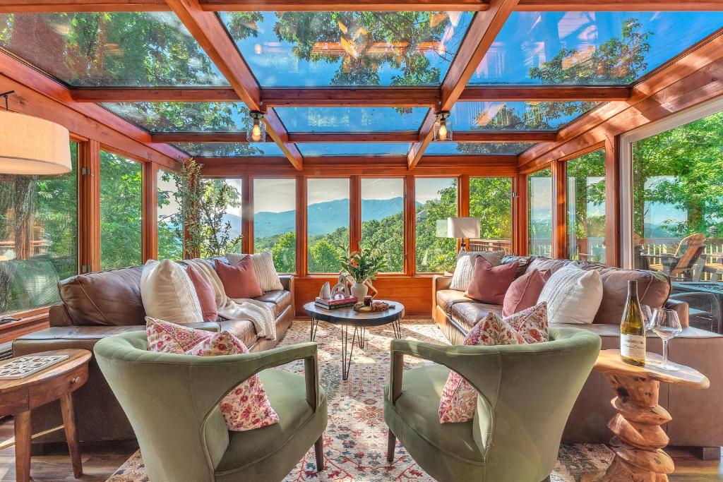 加特林堡Family Chalet With Sauna, HotTub, Heavenly Views! Mins to Downtown!的客厅设有许多窗户