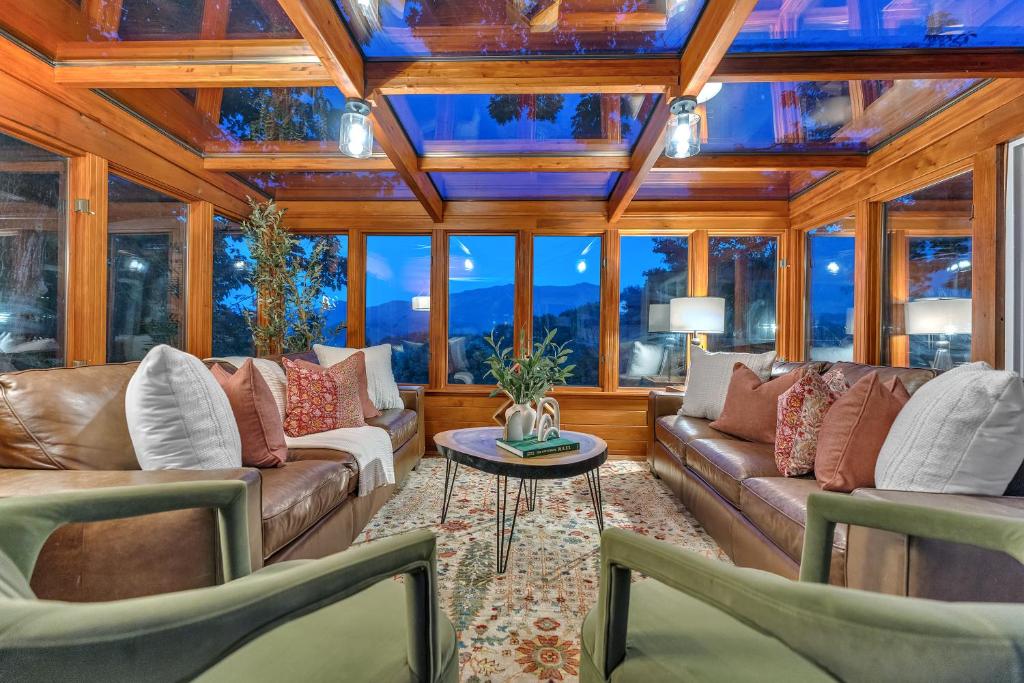 Family Chalet With Sauna, HotTub, Heavenly Views! Mins to Downtown!的休息区