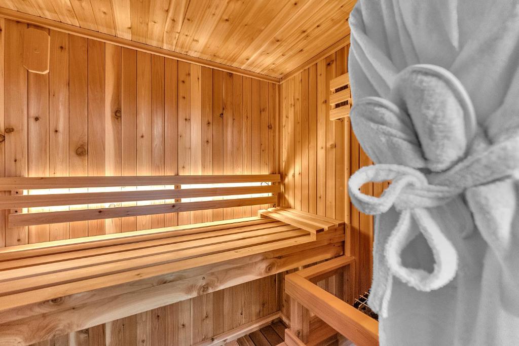加特林堡Family Chalet With Sauna, HotTub, Heavenly Views! Mins to Downtown!的木制桑拿房,里面设有浴帘