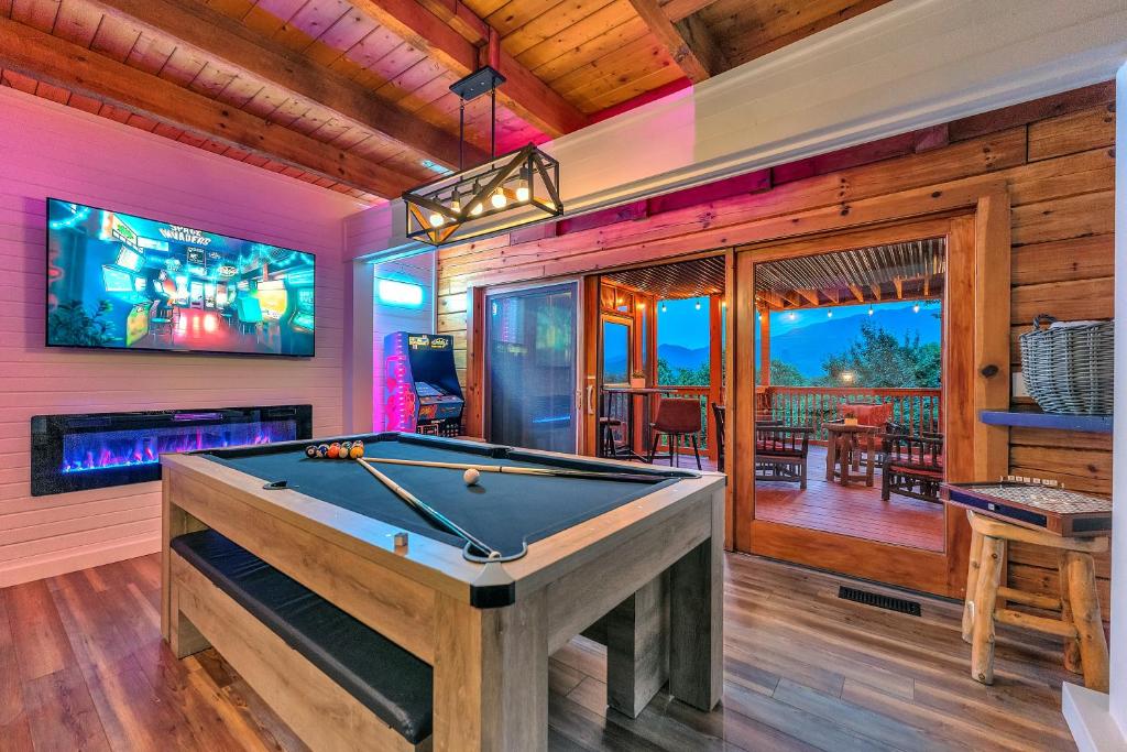 加特林堡Family Chalet With Sauna, HotTub, Heavenly Views! Mins to Downtown!的带甲板的客房内的台球桌