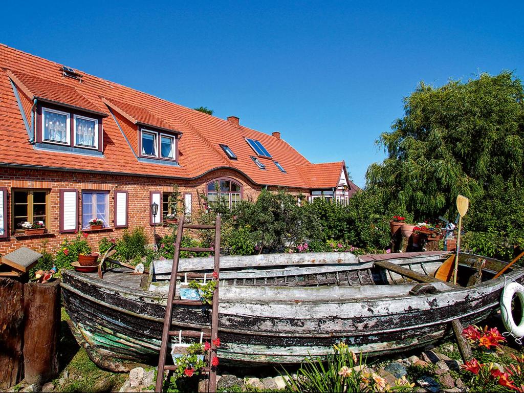 伯尔格伦德-雷特维施我的钓鱼小屋旅馆的房屋前的一艘旧木船