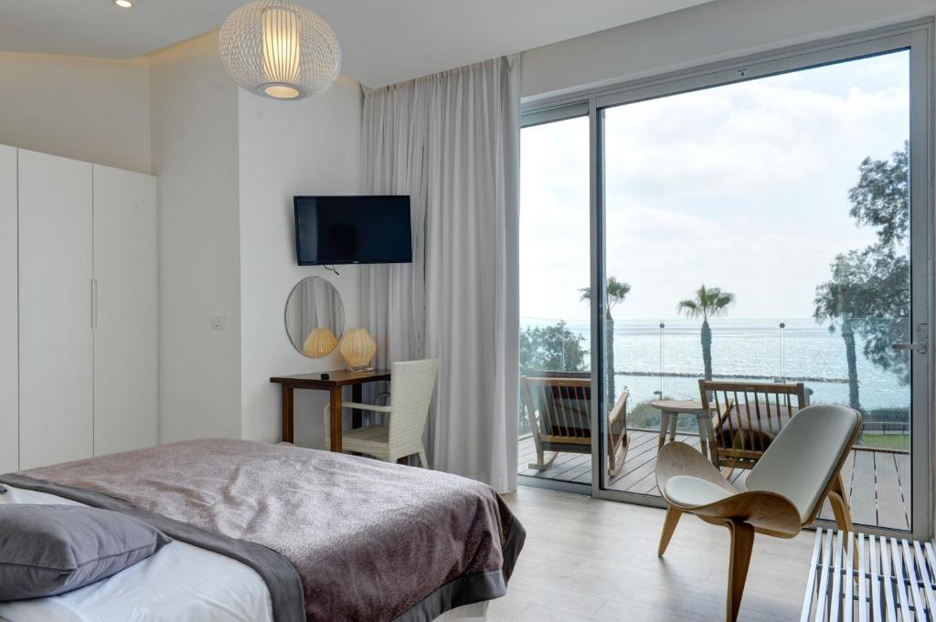内坦亚海滩住宅酒店的一间卧室配有一张床,享有海景