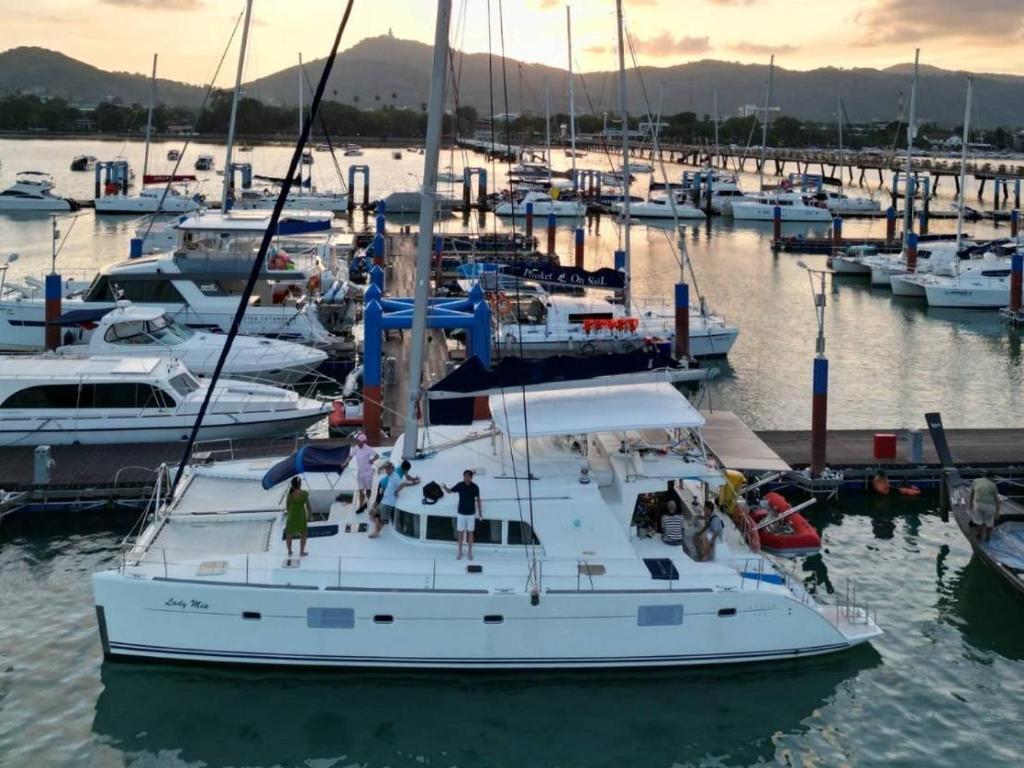 查龙Private Catamaran Yacht charter in Phuket by YACHTALE的停靠在港口的一群船