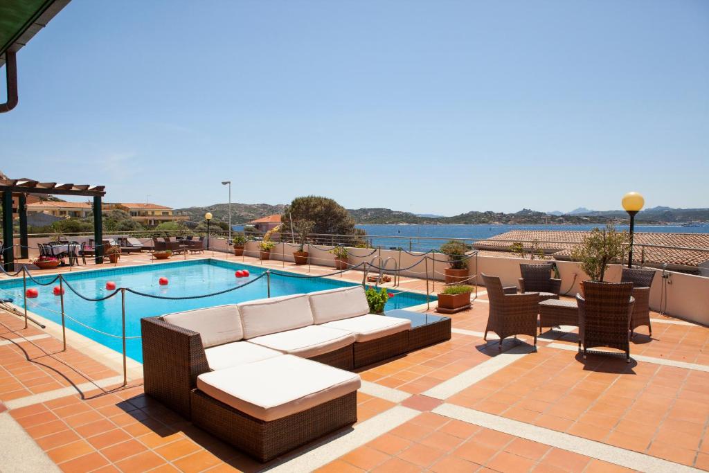 马达莱纳米拉龙加酒店的带沙发和游泳池的天井
