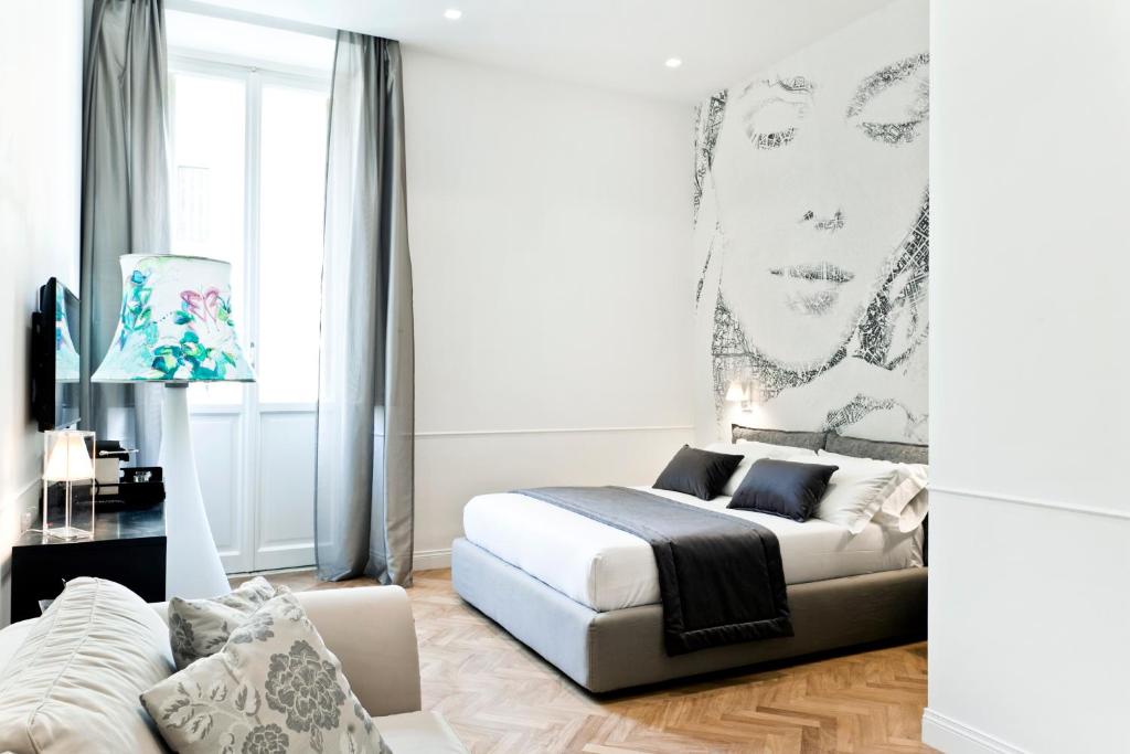 罗马纳沃纳瓦尼特酒店的一间卧室配有一张床和一张沙发