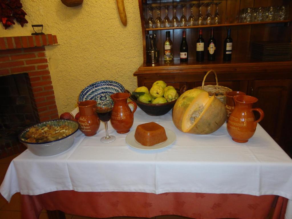 潘潘埃拉Hostal Pampaneira的桌上放着一碗水果和花瓶