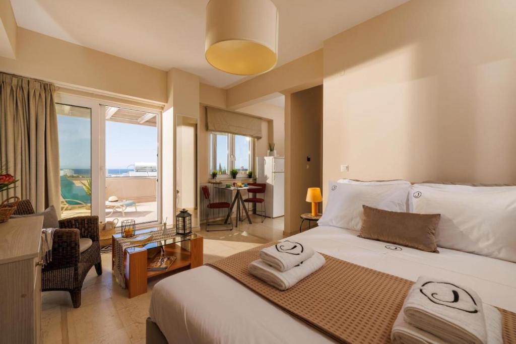 海若克利欧Jolly Suites的一间带大床的卧室和一间客厅