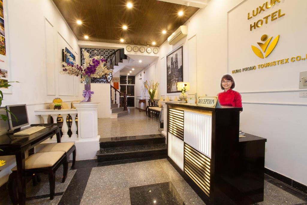 河内河内奢华酒店的站在沙龙柜台的女人