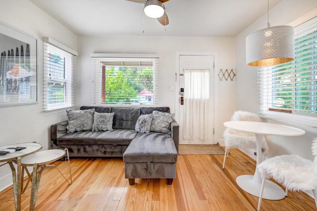 Vintage Tiny House CUTE 1BDRM Big Appeal的休息区