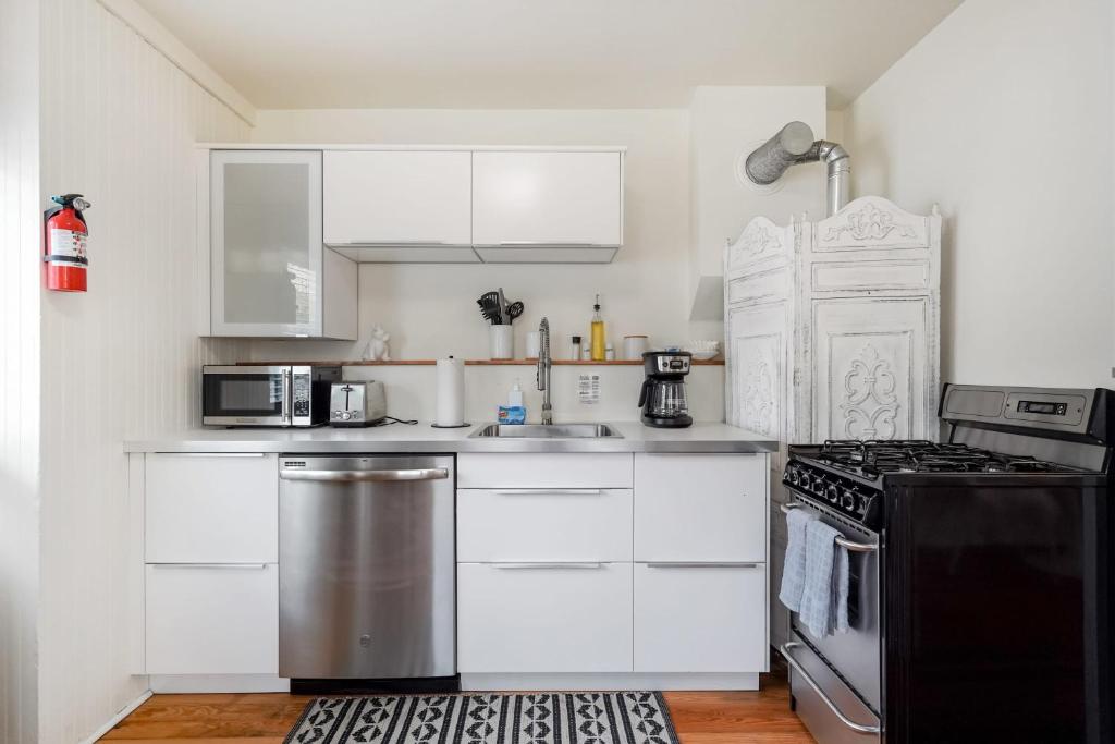 Vintage Tiny House CUTE 1BDRM Big Appeal的厨房或小厨房