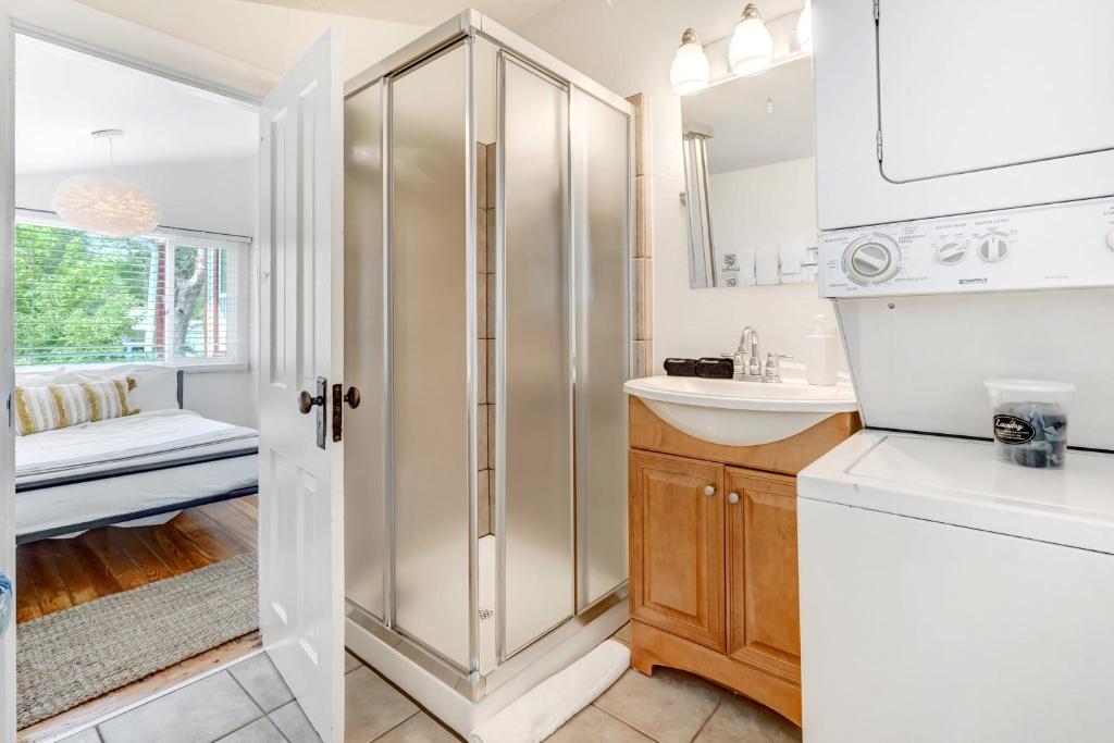 科罗拉多斯普林斯Vintage Tiny House CUTE 1BDRM Big Appeal的带淋浴和水槽的浴室