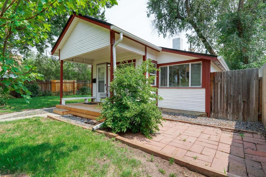Vintage Tiny House CUTE 1BDRM Big Appeal外面的花园