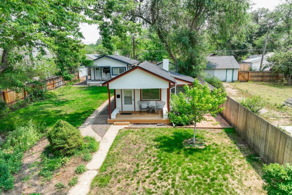 Vintage Tiny House CUTE 1BDRM Big Appeal外面的花园
