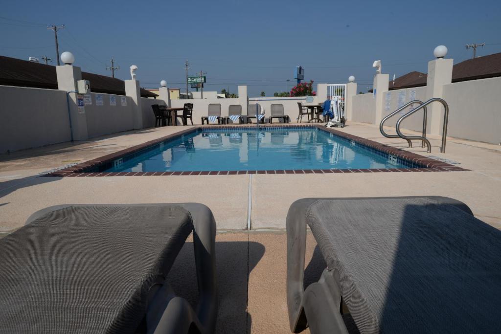 伊莎贝尔港岛港旅馆的建筑物屋顶上的游泳池