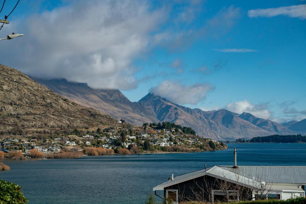 皇后镇Frankton Arm Vista - Queenstown Holiday Home的享有湖景和山景。