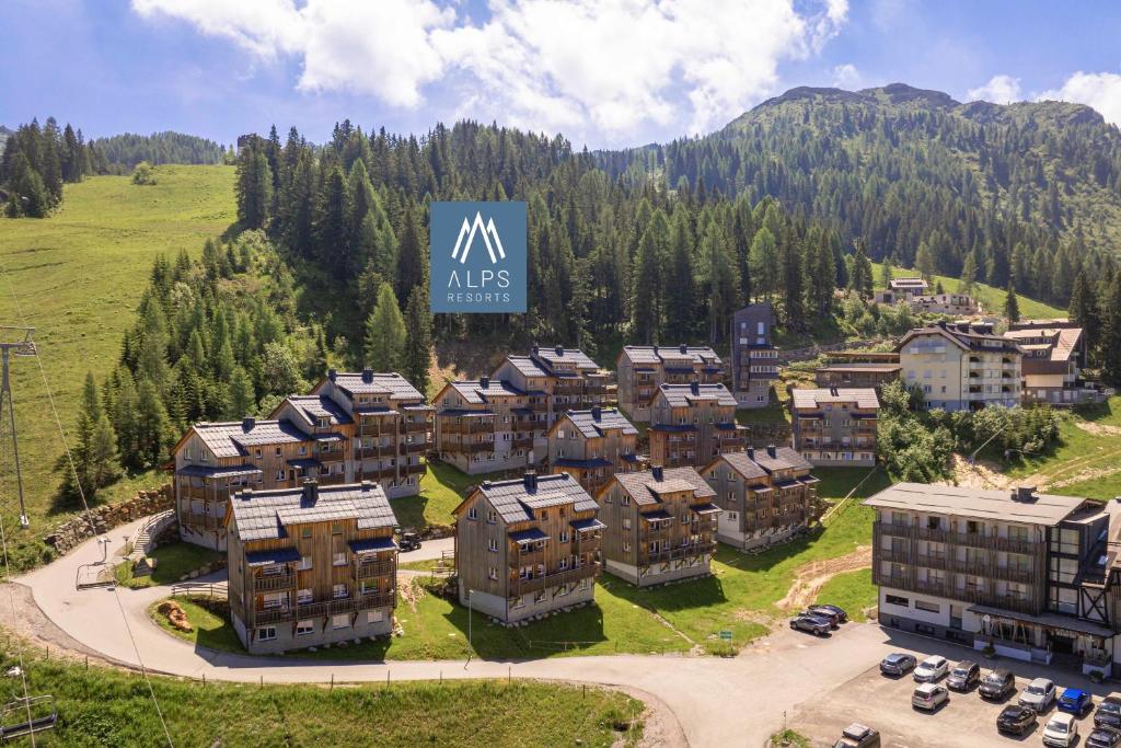 索内纳尔佩·纳斯费尔德Almresort Gartnerkofel Nassfeld by ALPS RESORTS的享有高山公寓大楼的空中景致