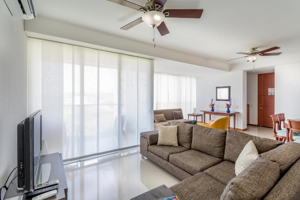 圣玛尔塔Apartamento - Condominio Zazué的带沙发和电视的客厅