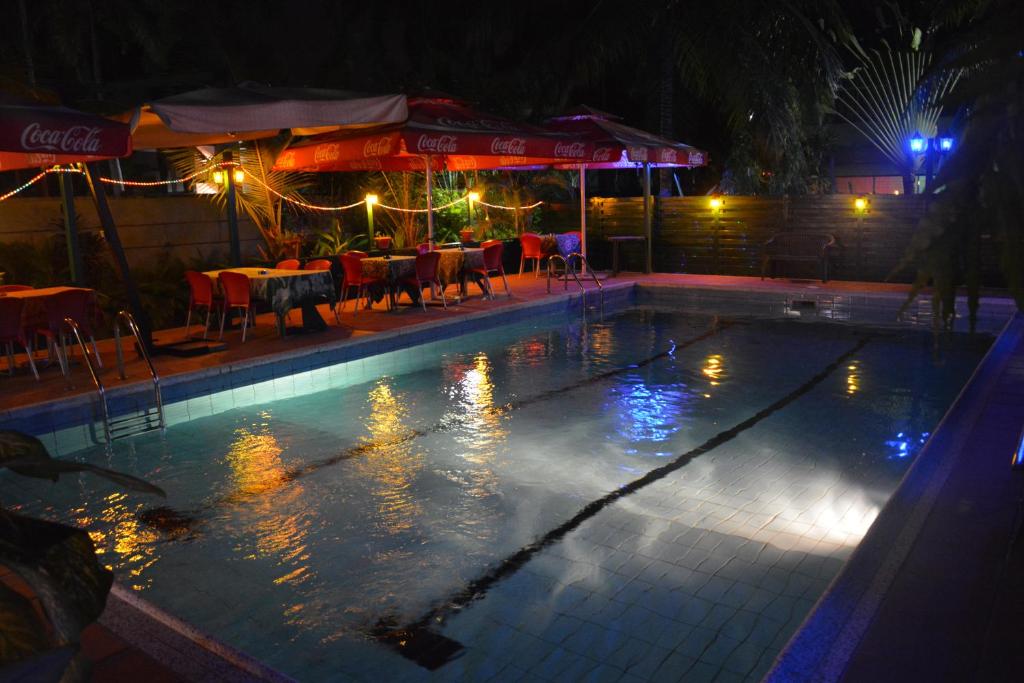拉各斯曼努埃拉住宿酒店的游泳池在晚上配有桌椅