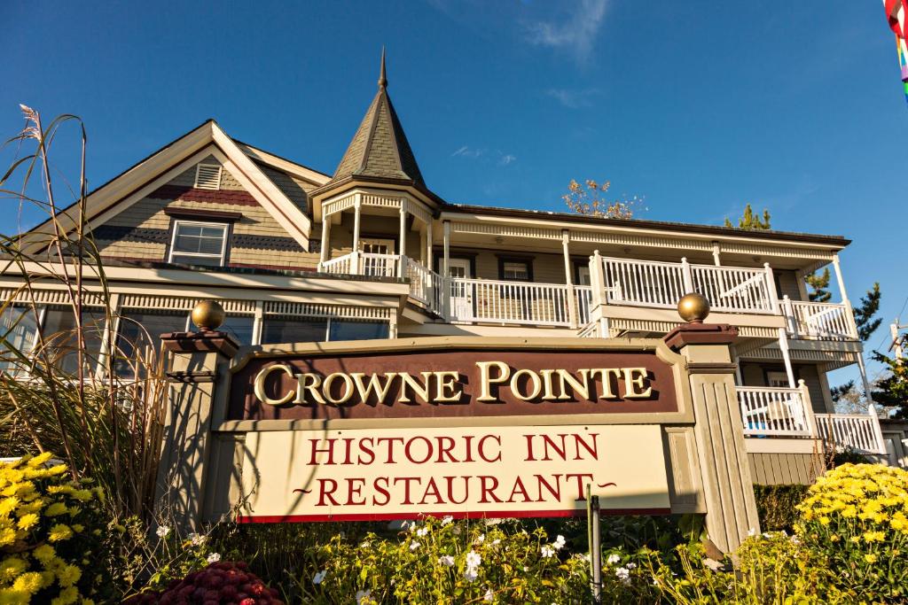 普罗温斯敦皇冠顶历史酒店 - 仅限成人的房屋前的一个历史悠久的旅馆标志