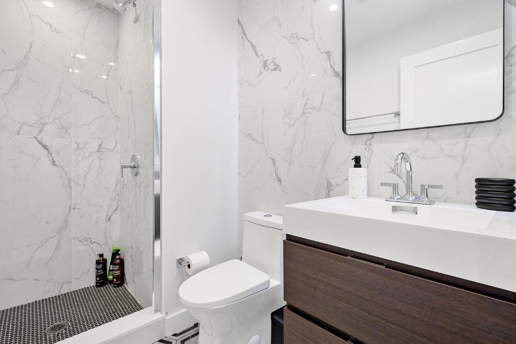 3BR2Bth MIT Harvard TD Garden BOS 2 Parking Spaces的一间浴室