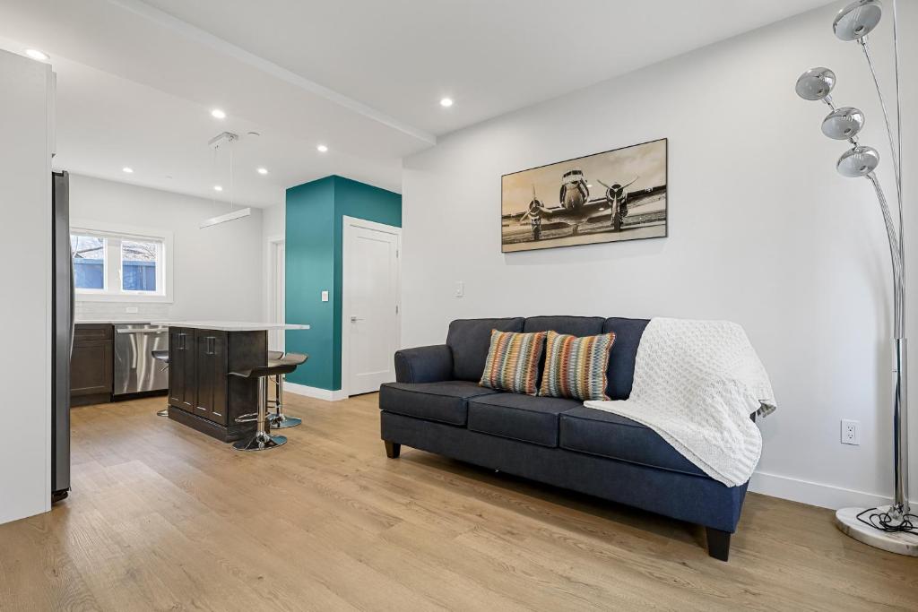 萨默维尔3BR2Bth MIT Harvard TD Garden BOS 2 Parking Spaces的带沙发和桌子的客厅