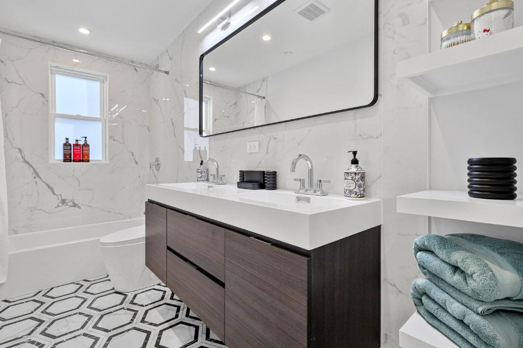 3BR2Bth MIT Harvard TD Garden BOS 2 Parking Spaces的一间浴室