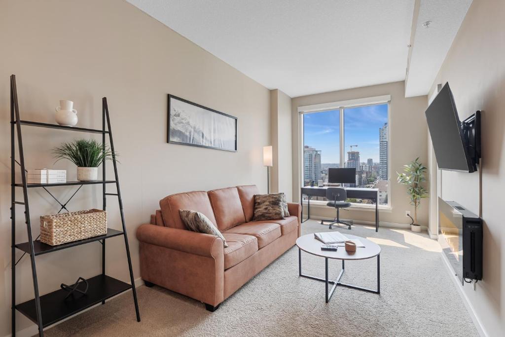 卡尔加里Heart of Downtown Calgary Spacious Luxury Condo with Stunning Views and Premium Amenities的客厅配有沙发和桌子