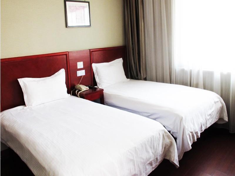 舟山格林联盟浙江省舟山市海天大道东海西路酒店的配有白色床单的酒店客房内的两张床