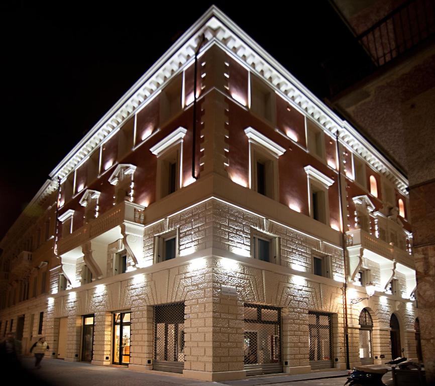 帕多瓦Le Camp Suite & Spa的一座在晚上有灯的大建筑