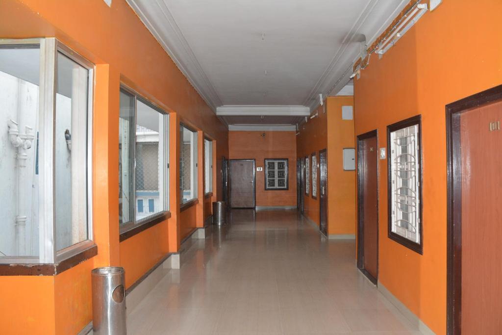 DarbhangaHotel Naveen Residency的一条空走廊,有橙色的墙壁和走廊