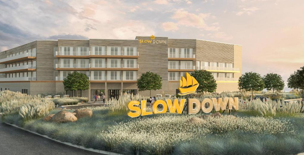 温德托尔夫SlowDown Bottsand Hotel und Spa的缓慢的酒店建筑的 ⁇ 染