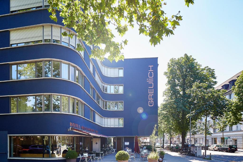 苏黎世Greulich Design & Boutique Hotel的蓝色的建筑,旁边标有标志