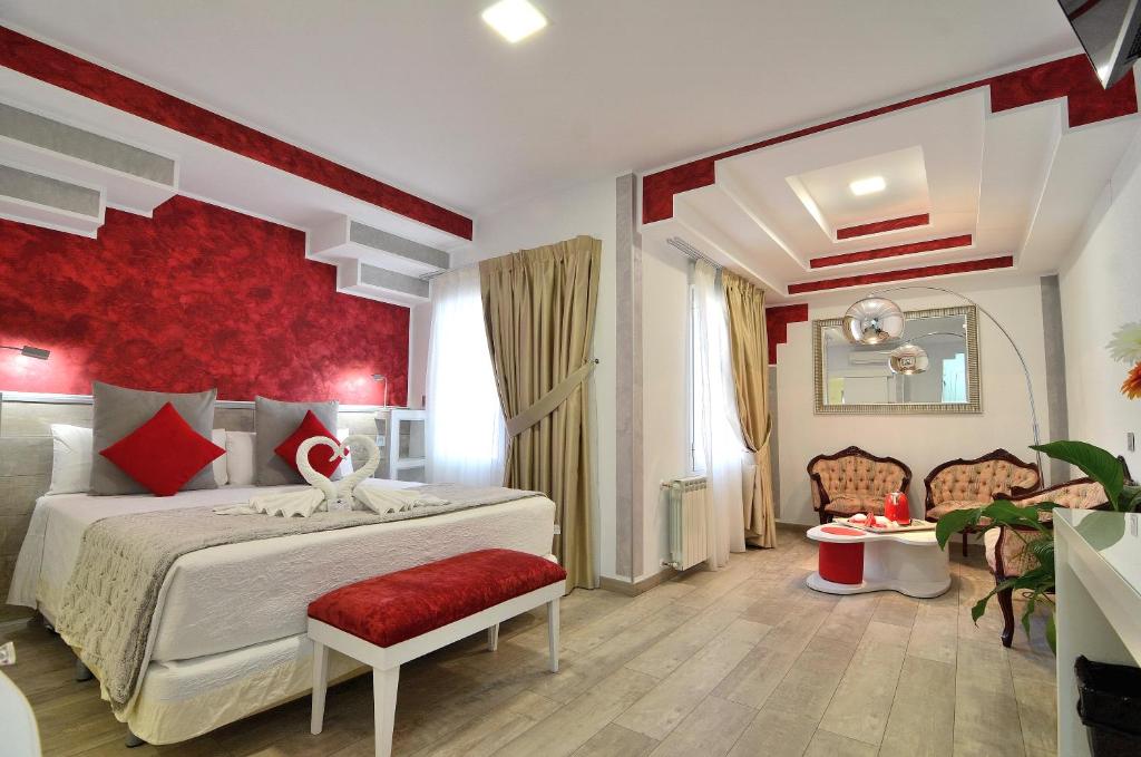马德里马德里亚历克西斯旅馆的一间卧室设有一张红色墙壁的大床