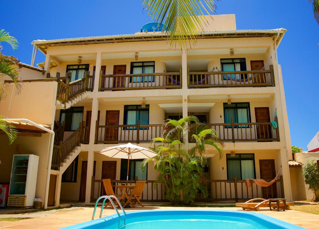 萨尔瓦多斯特拉热带酒店的大楼前设有游泳池的酒店