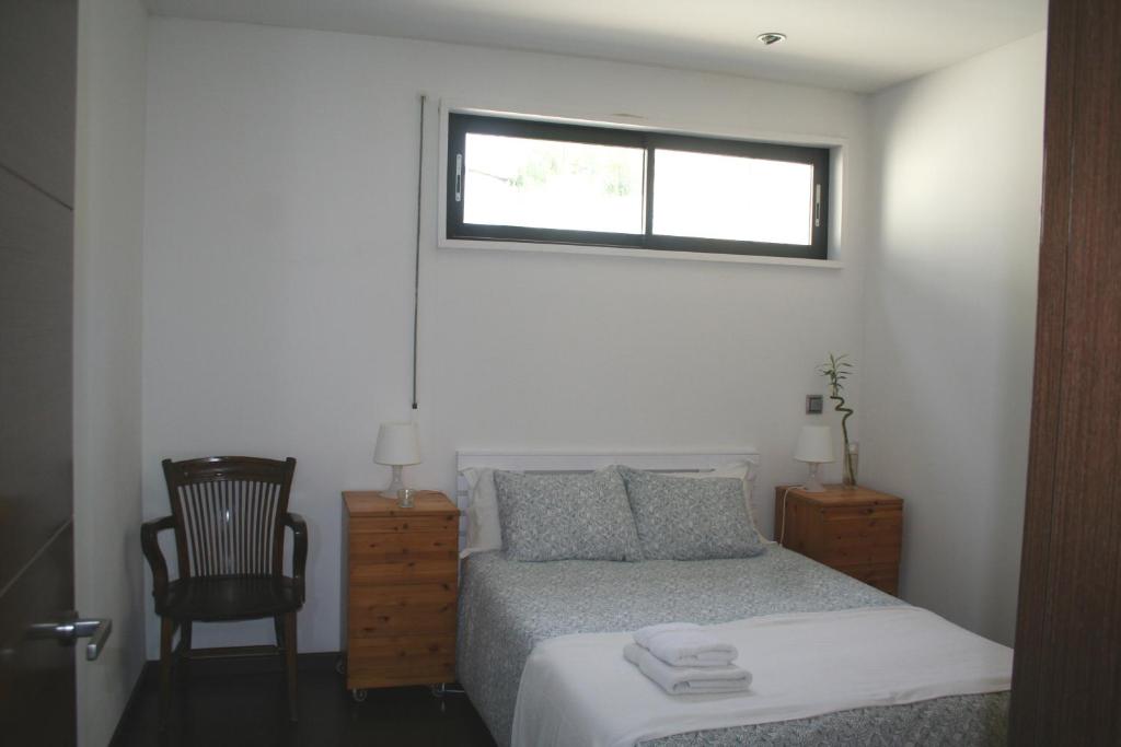 巴尔罗马内斯Casa Vallromanes BCN的一间卧室配有一张带窗户和椅子的床