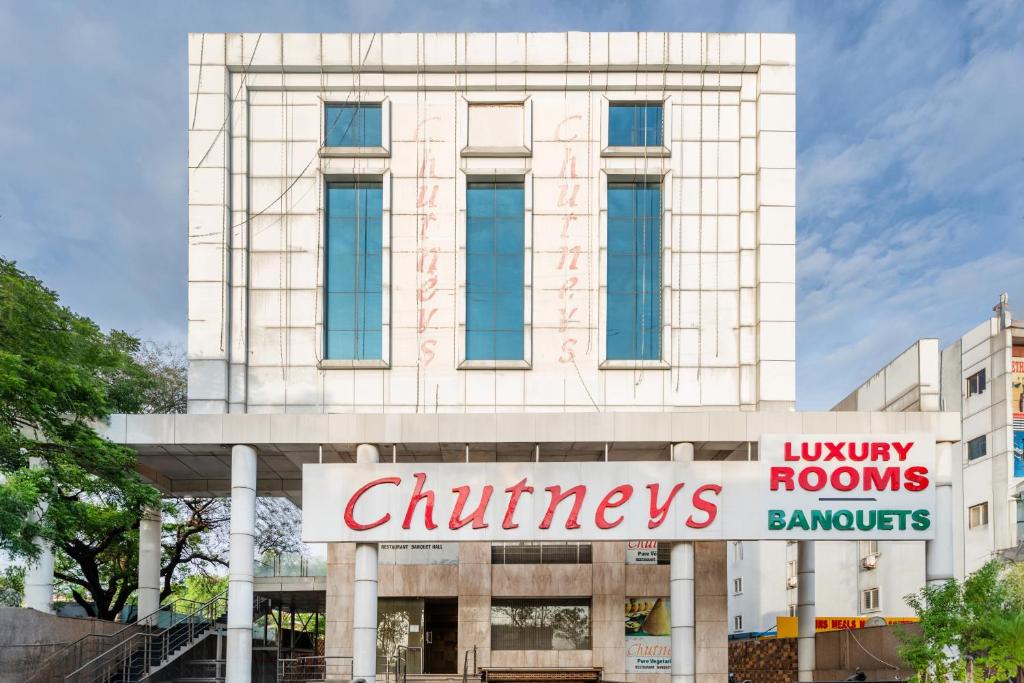 海得拉巴Hotel Chutneys的前面有商店标志的建筑